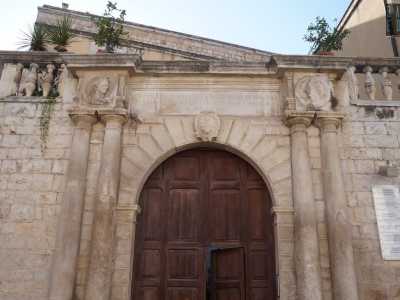 Di l� a pochi passi sorge il trecentesco Palazzo De Ferraris Regna, ristrutturato nel 1586 come testimoniato dall�epigrafe posta sull�architrave del portone ligneo